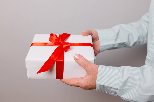Ruce držící krásnou dárkovou krabici, dárky pro ženy, vánoční svátky a koncept pozdrav - Fotografie, Obrázek