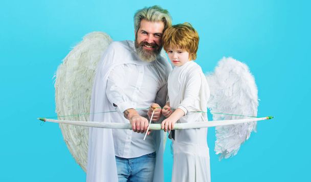 Día de San Valentín. Padre e hijo ángeles con arco y flecha. San Valentín Cupido con alas blancas. - Foto, imagen