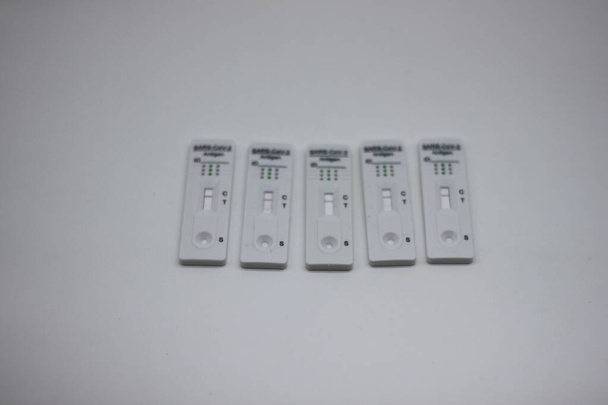 pět antigen test s negativním výsledkem izolované na bílém pozadí - Fotografie, Obrázek