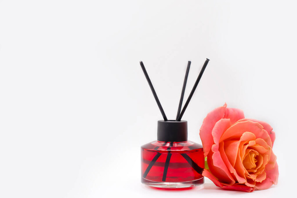 perfume para el hogar, flor de rosa aislada sobre fondo blanco - Foto, imagen