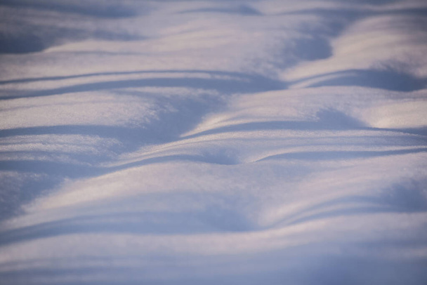 Texturierter, flauschiger Schnee in den Karpaten bei Sonnenuntergang - Foto, Bild