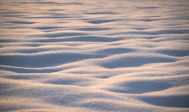 Texturierter, flauschiger Schnee in den Karpaten bei Sonnenuntergang - Foto, Bild