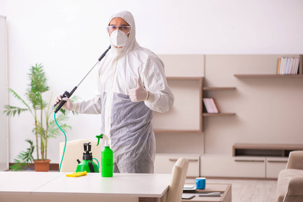 Joven contratista masculino haciendo control de plagas en casa - Foto, imagen