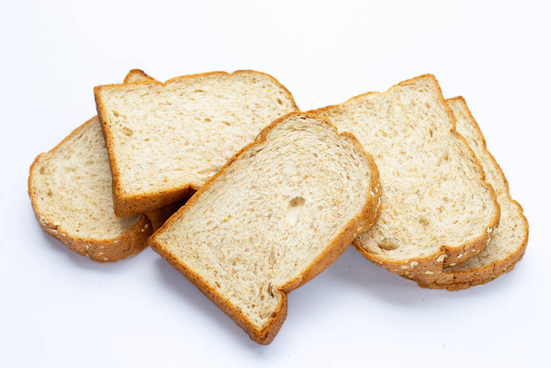Beyaz arka planda dilimlenmiş kepekli ekmek yığını. - Fotoğraf, Görsel