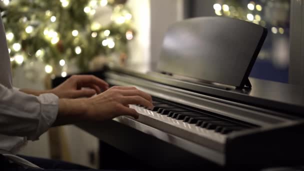 Un músico tiene miedo de empezar a tocar el piano debido a dudas o dudas - Imágenes, Vídeo