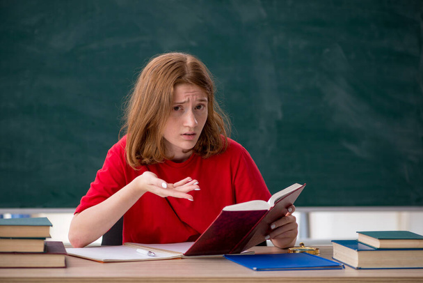 Νεαρή φοιτήτρια προετοιμάζεται για τις εξετάσεις στην τάξη - Φωτογραφία, εικόνα