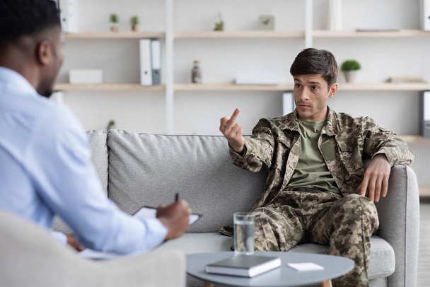 Грубый военный, показывающий своему психологу неуместный жест - Фото, изображение