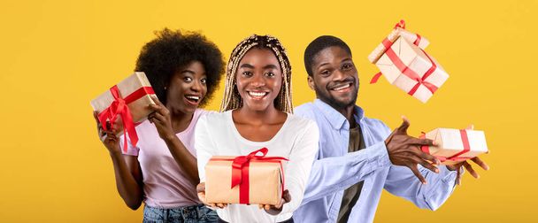 Giovani afro-americani felici con regali - Foto, immagini