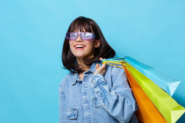 красива жінка в сонцезахисних окулярах шопінг емоції позує радість Стиль життя мода
 - Фото, зображення