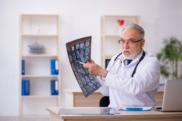 Starý lékař radiolog pracující na klinice - Fotografie, Obrázek