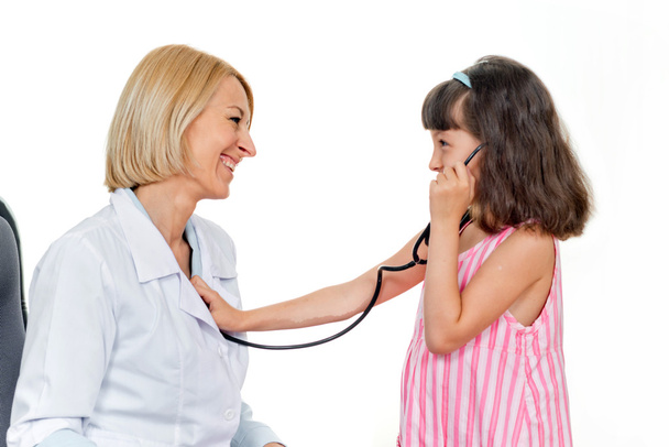 dívka poslouchá stetoskopem lékař - Fotografie, Obrázek