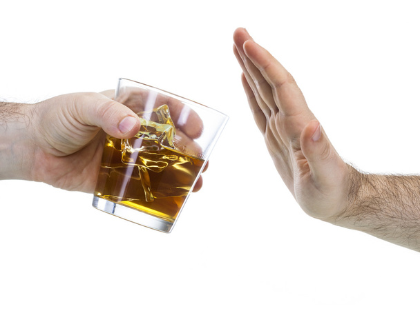 hand weigeren een glas whisky - Foto, afbeelding