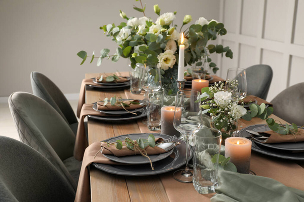 Festive table setting with beautiful floral decor indoors - Valokuva, kuva