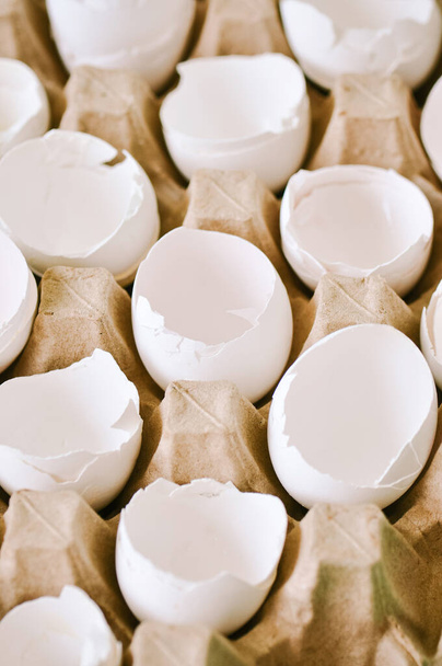 Cracked egg shells in a carton container. Close up. - Zdjęcie, obraz