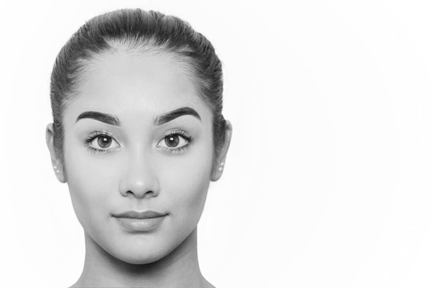 Красота и мода Portrait of beautiful mixed race woman face in black and white. - Фото, изображение