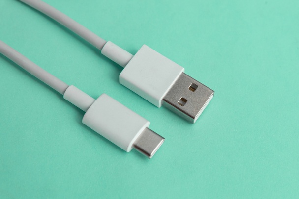 Cable USB tipo C sobre fondo azul - Foto, imagen