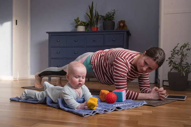 Mãe com bebê fazer ioga em casa para ser forte e saudável - Foto, Imagem