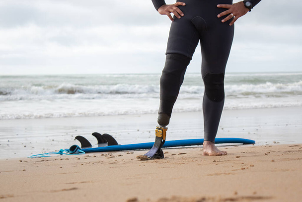 Zbliżenie sportowca z protezą nogi w pobliżu morza - Zdjęcie, obraz
