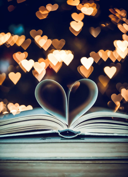 Паперова книга у формі серця на тлі боке-сердець. Концепція дня Валентина. символ любові
  - Фото, зображення