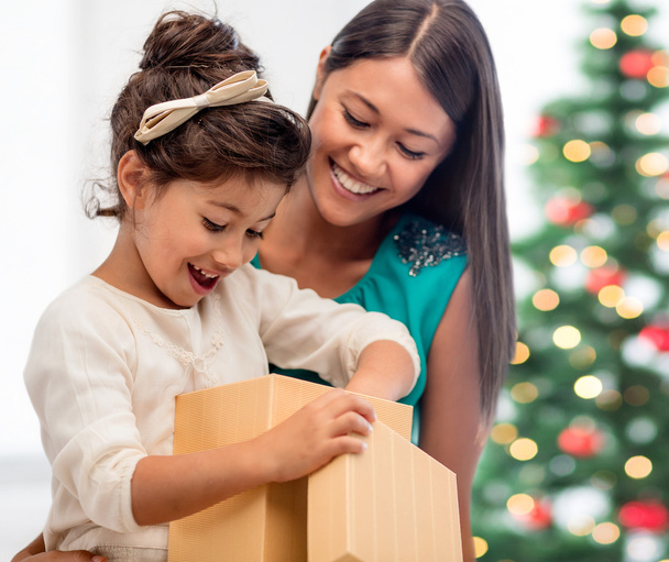 happy mother and child girl with gift box - Foto, Imagem