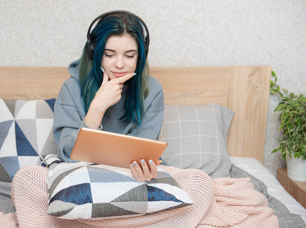 Jovem adolescente com cabelo azul, tablet e fones de ouvido - Foto, Imagem