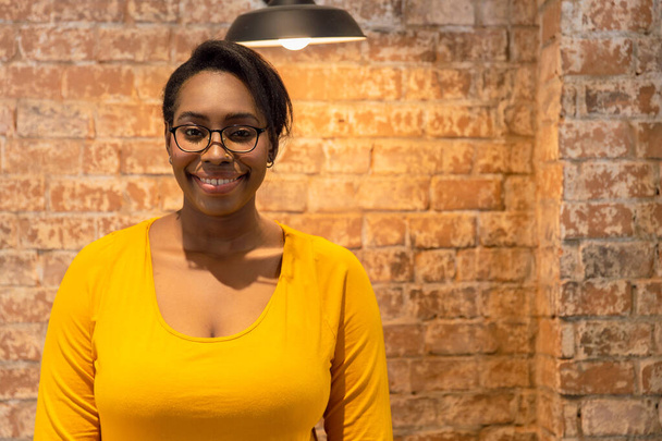 portrait africaine noir entreprise femmes employé plus taille heureux sourire - Photo, image