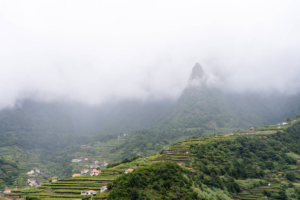 Sao Vicente; Madeira; Portugali - 7. elokuuta 2021: Talot vuorella - Valokuva, kuva