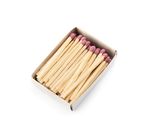 Matchbox с целыми спичками на белом фоне - Фото, изображение