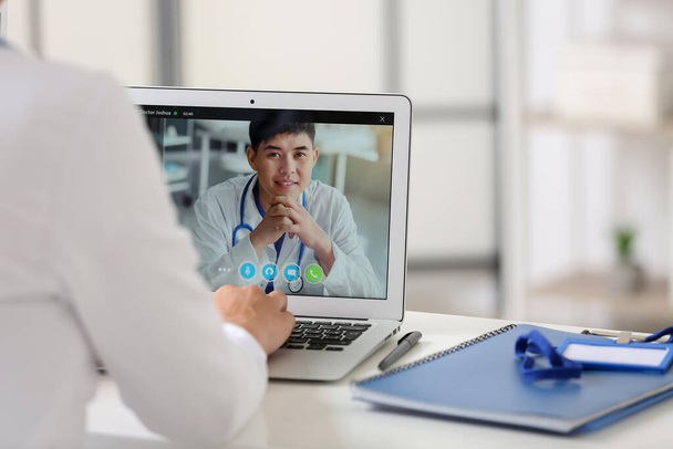 Médica vídeo conversando com colega em consultório médico - Foto, Imagem