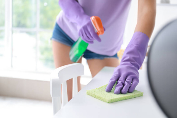 Jeune femme nettoyant sa maison, gros plan - Photo, image