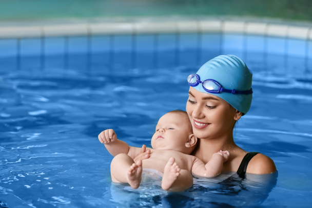 Nainen valmentaja ihana vauva uima-altaassa - Valokuva, kuva