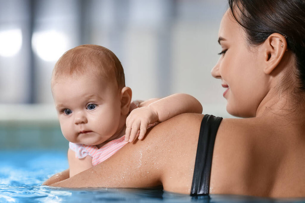 Κολυμβητής με μωράκι στην πισίνα - Φωτογραφία, εικόνα