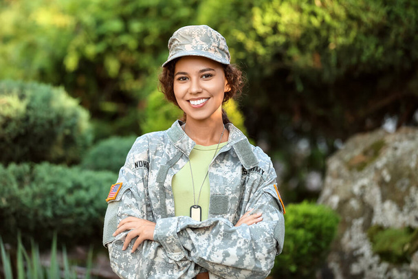Portrait de femme soldat afro-américaine à l'extérieur - Photo, image