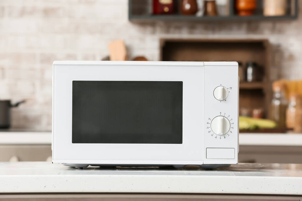 Moderno forno a microonde sul bancone in cucina - Foto, immagini