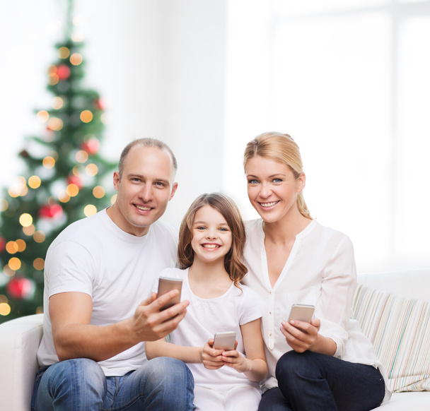 happy family with smartphones - Фото, зображення