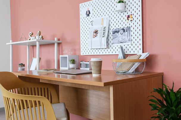 Local de trabalho moderno com placa de pino no interior do quarto - Foto, Imagem