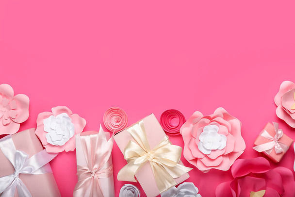 Krásné jarní složení s papírovými květy a dárkové krabice na růžovém pozadí - Fotografie, Obrázek