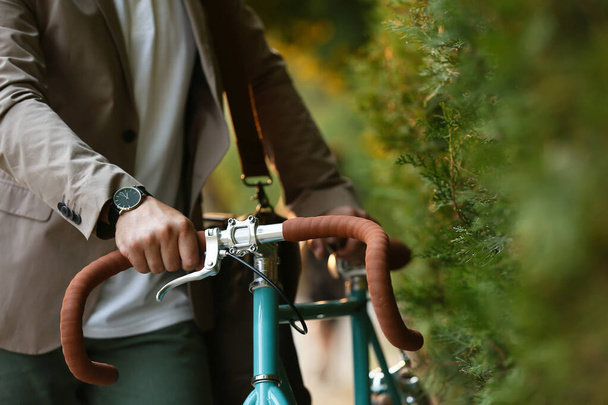 Jovem empresário com bicicleta na rua da cidade, close-up - Foto, Imagem