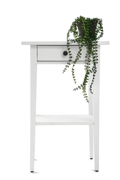 Kleiner Nachttisch mit Zimmerpflanze auf weißem Hintergrund - Foto, Bild