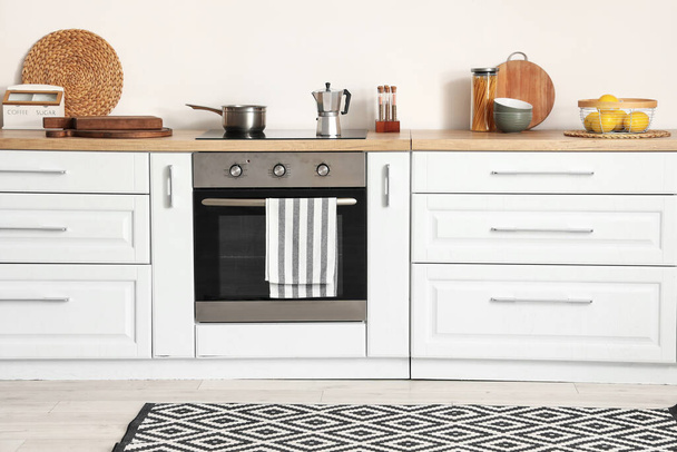 Balcões de cozinha branca e forno moderno no interior do quarto - Foto, Imagem