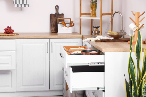 Mutfak iç kısımlarında mutfak gereçleri olan çekmeceler. - Fotoğraf, Görsel