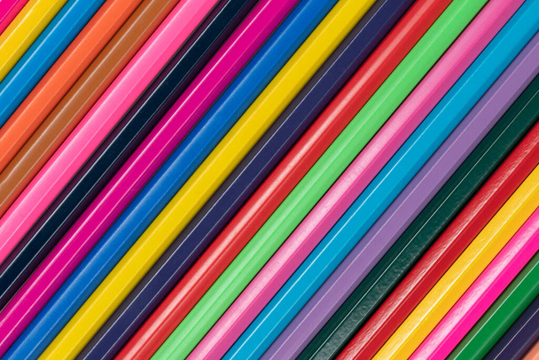 Ξύλινα χρωματιστά μολύβια φόντο υφή. Μια σειρά από πολύχρωμα μολύβια σε ένα μεγάλο σχέδιο - Φωτογραφία, εικόνα