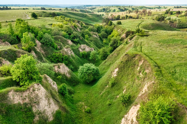 Горные склоны заросли зеленой травой, заповедник Украинская Исландия, недалеко от Василькова, Украина. Вид с воздуха - Фото, изображение