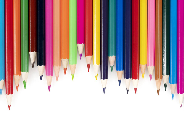 Puiset värilliset kynät eristetty valkoisella pohjalla. Linja monivärisiä kyniä suuressa suunnitelmassa - Valokuva, kuva