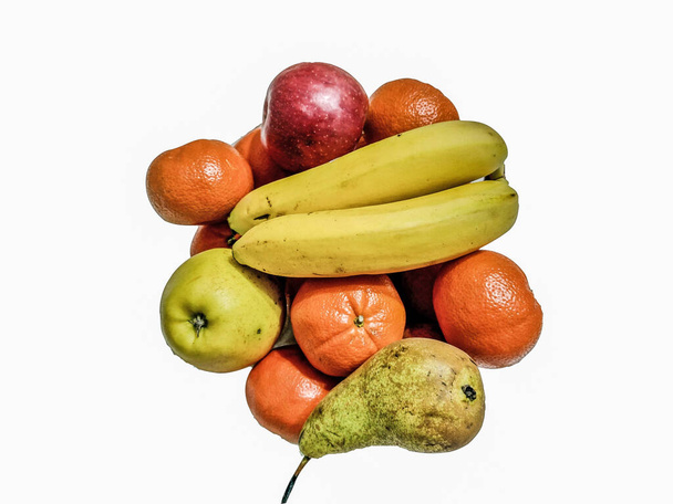 vruchten geïsoleerd op wit - bananen, peren, appels, clementines - Foto, afbeelding