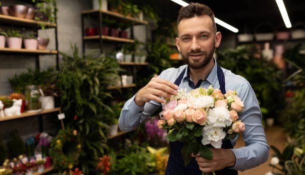 Floristin berät bei der Pflege eines Straußes frischer Blumen - Foto, Bild
