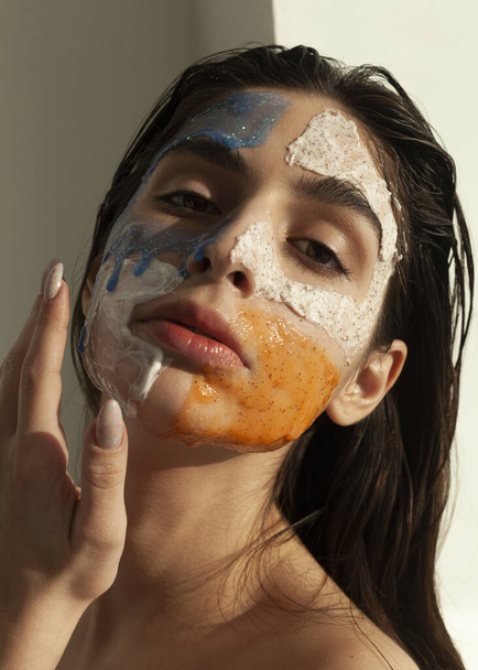 portrait of a beautiful girl with a mask for cleansing the skin on her face - Foto, Bild