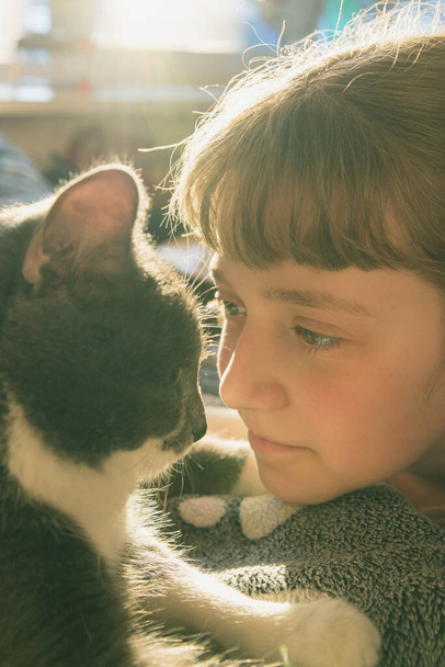 Blonde girl and domestic grey cat double portrait. - Foto, Bild