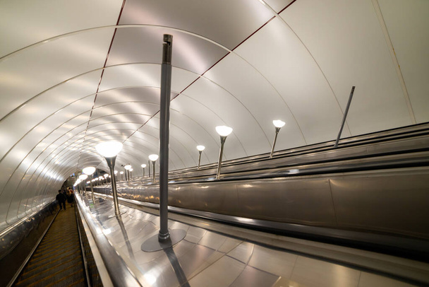 escalator pour monter et descendre la station de métro. - Photo, image