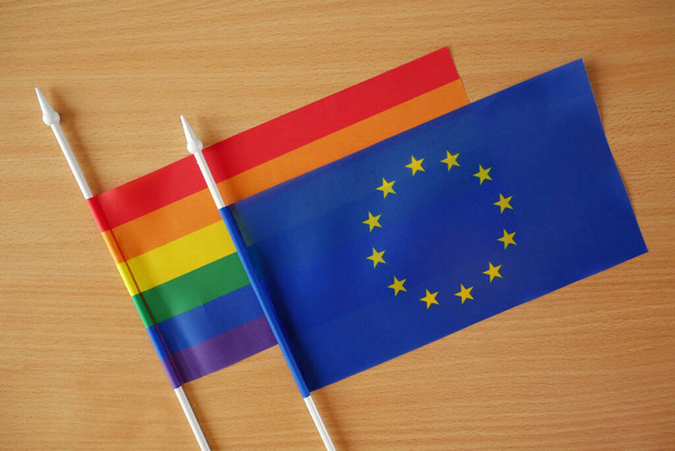 sateenkaaren lgbt lippu ja Euroopan unionin lippu. Homoseksuaalinen avioliitto. Samaa sukupuolta olevien avioliitot ovat sallittuja Euroopan maissa. lähikuva-analyysi - Valokuva, kuva